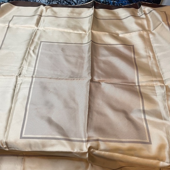 Burberrys of London Cream and Brown Scarf 100% Silk New Condition - Picture 4 of 6